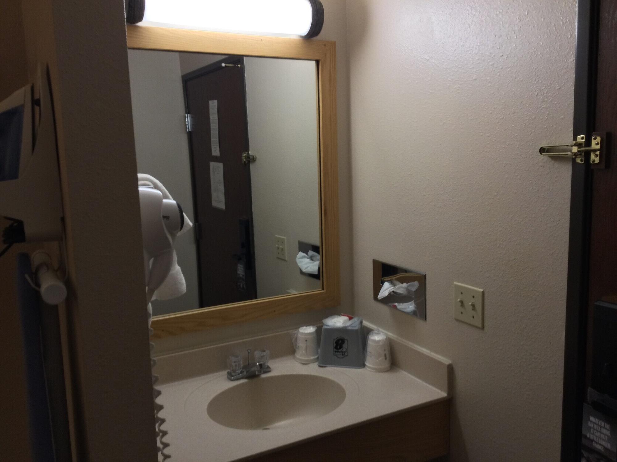 Super 8 By Wyndham Monroe Wi Hotel Екстериор снимка