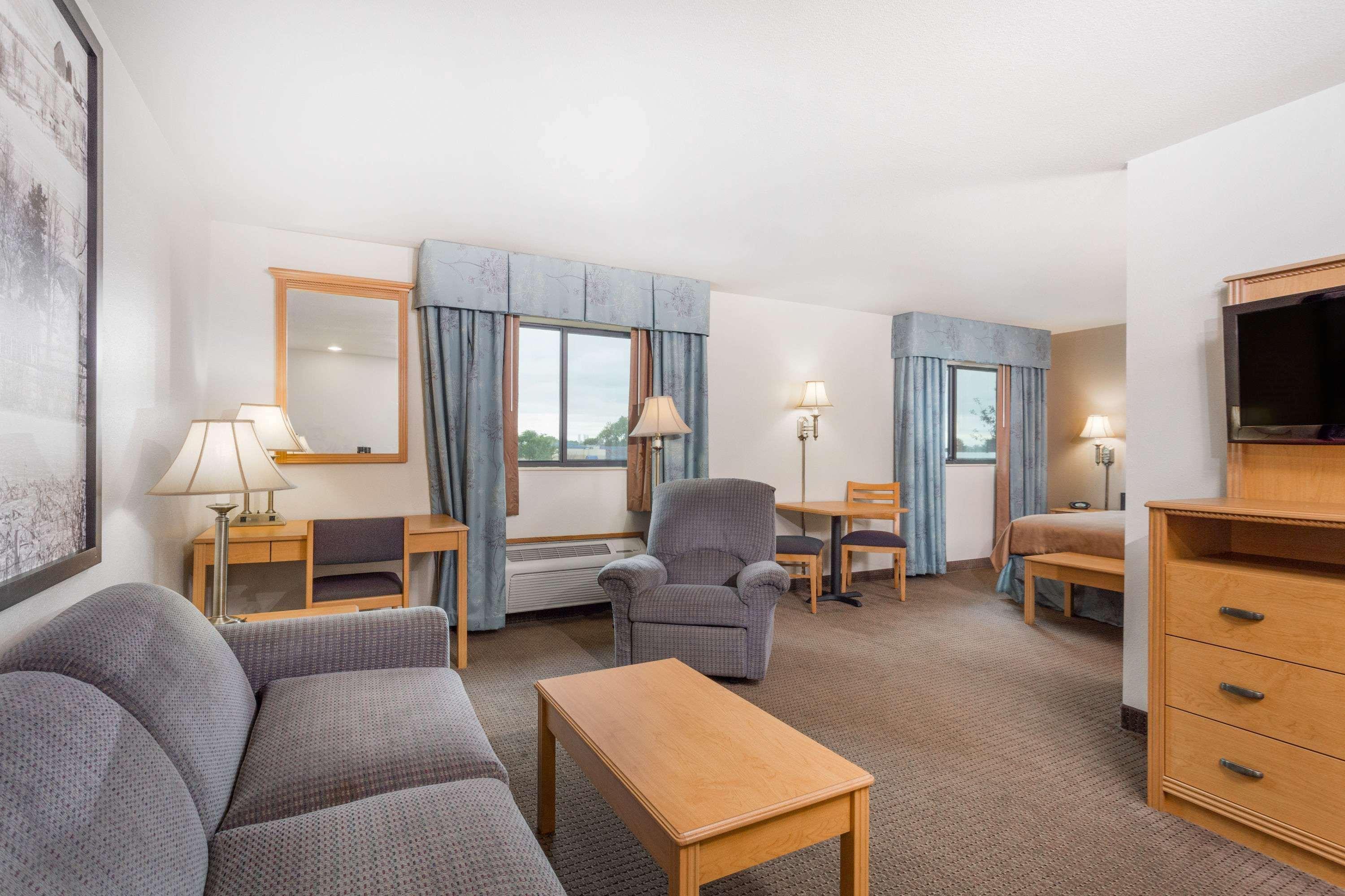 Super 8 By Wyndham Monroe Wi Hotel Екстериор снимка